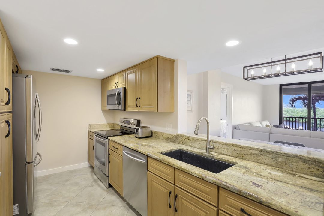 17 Bluebill Ave #104, Naples, FL 34108