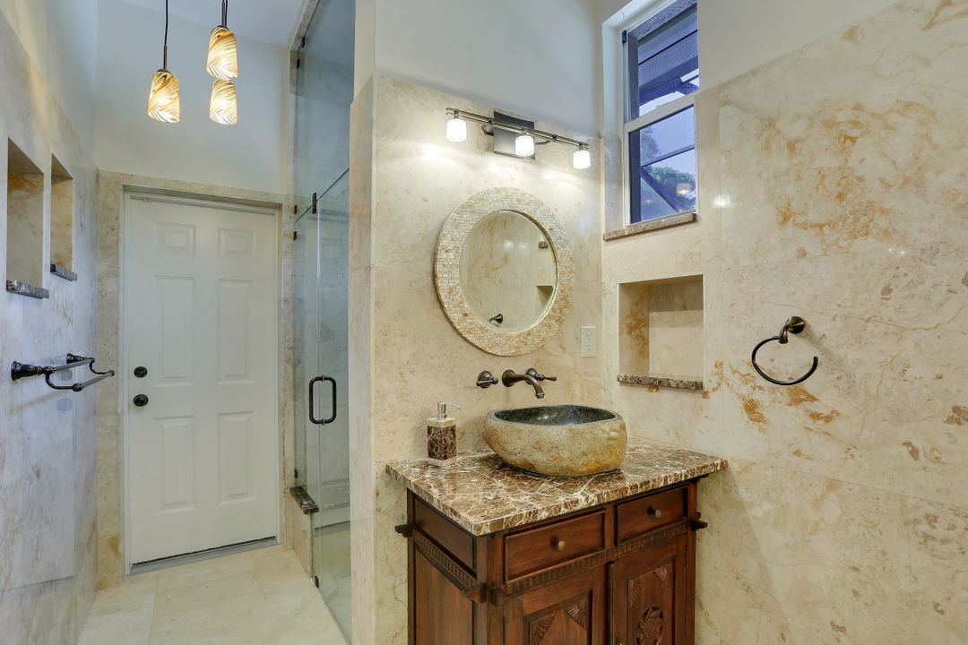 6615 Chestnut Cir, Naples, FL 34109
