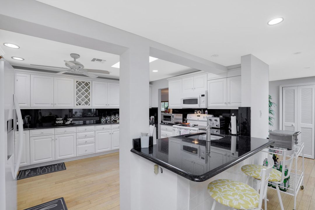 349 2nd Ave N, Naples, FL 34102