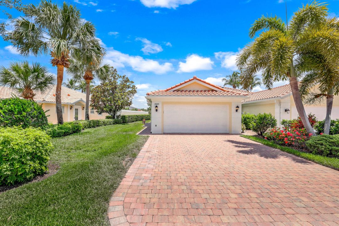 3868 Yakobi Ln, Naples, FL 34119