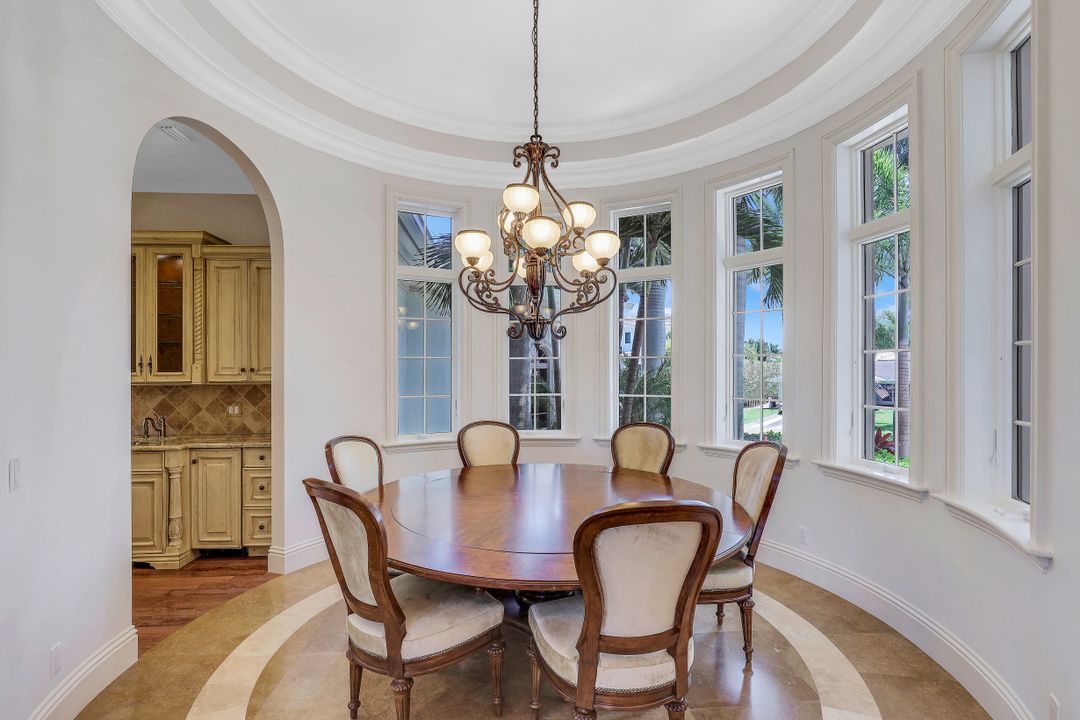 1940 6th St S, Naples, FL 34102