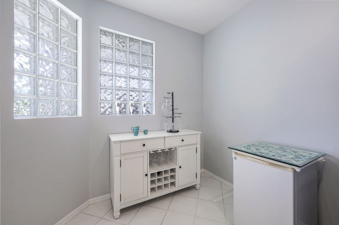 8239 Parkstone Pl #202, Naples, FL 34120