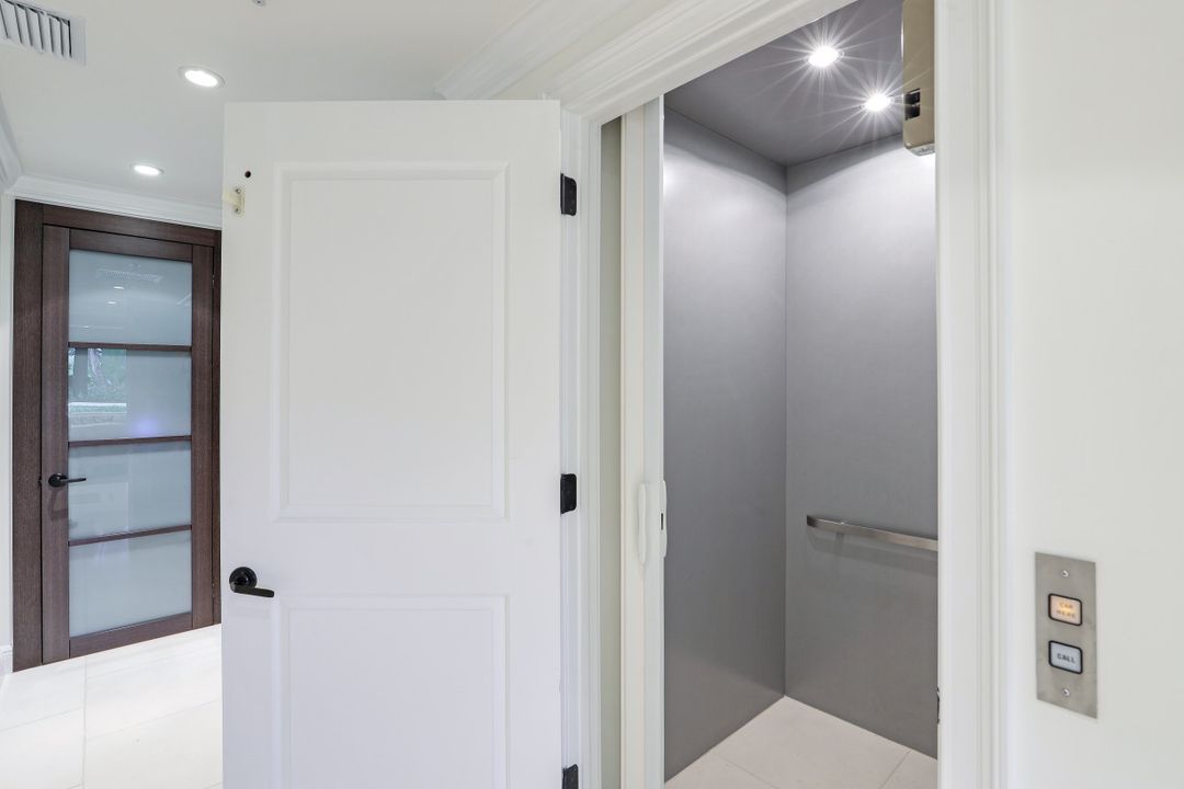 270 5th Ave S #H-2, Naples, FL 34102