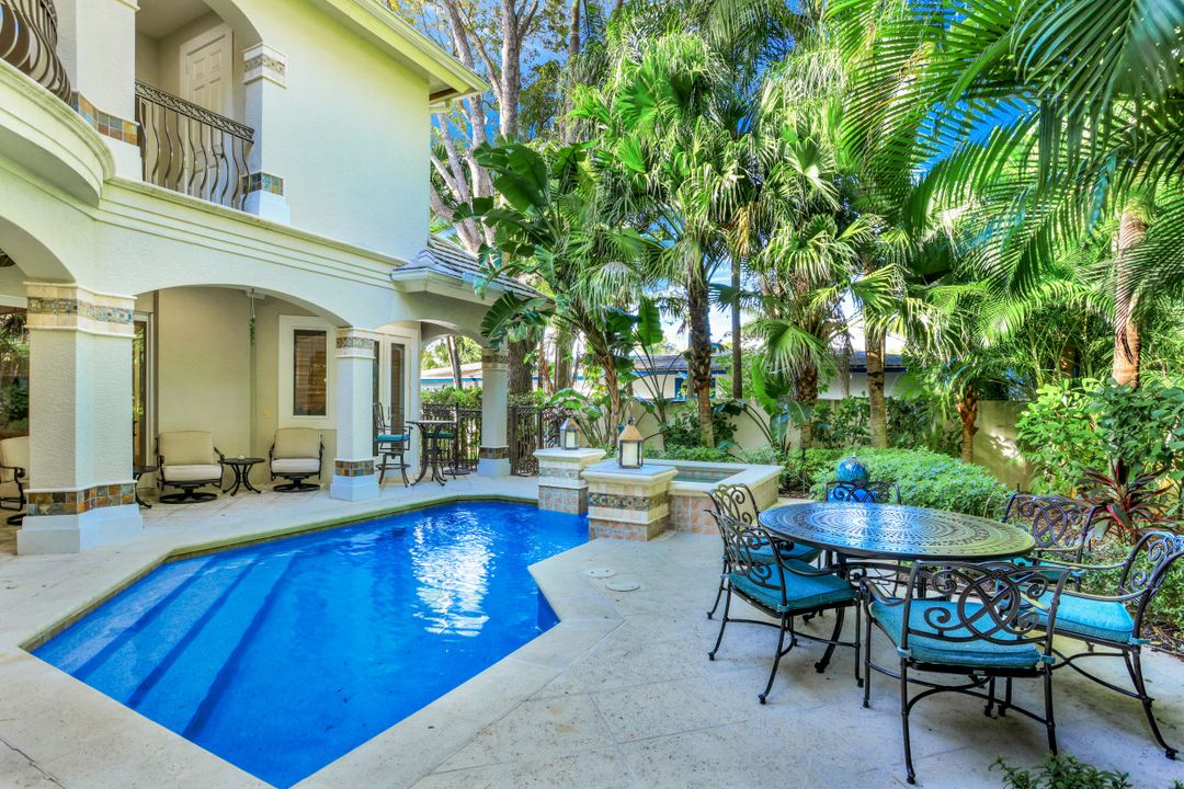 33 3rd St S, Naples, FL 34102