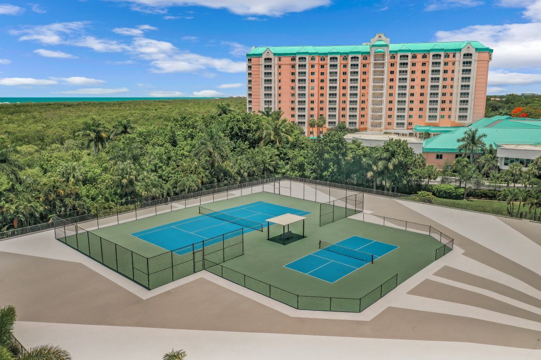 5601 Turtle Bay Dr, Naples, FL 34108