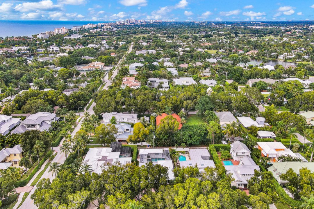 349 2nd Ave N, Naples, FL 34102