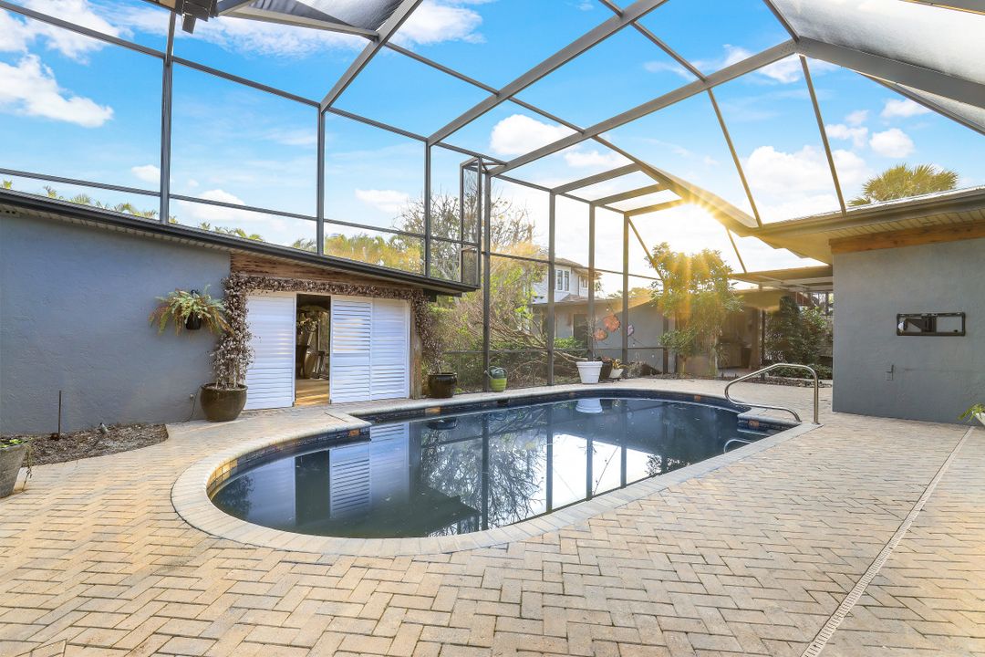 140 2nd Ave S, Naples, FL 34102