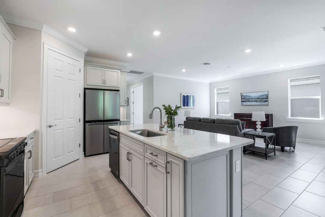 315 Tamarindo Ln, Naples, FL 34114