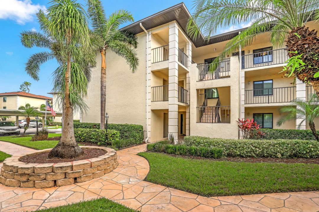 228 Fox Glen Dr APT 3202, Naples, FL 34104