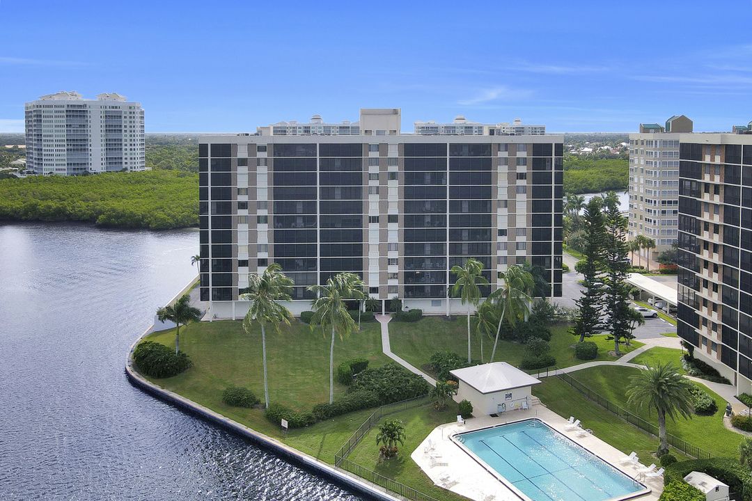 17 Bluebill Ave #104, Naples, FL 34108