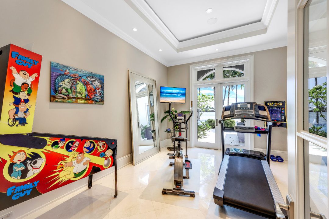 970 Aqua Cir, Naples, FL 34102