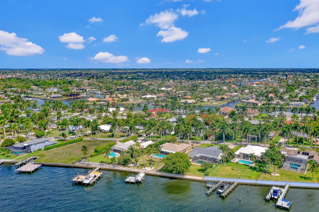 256 Bayshore Dr, Cape Coral, FL 33904