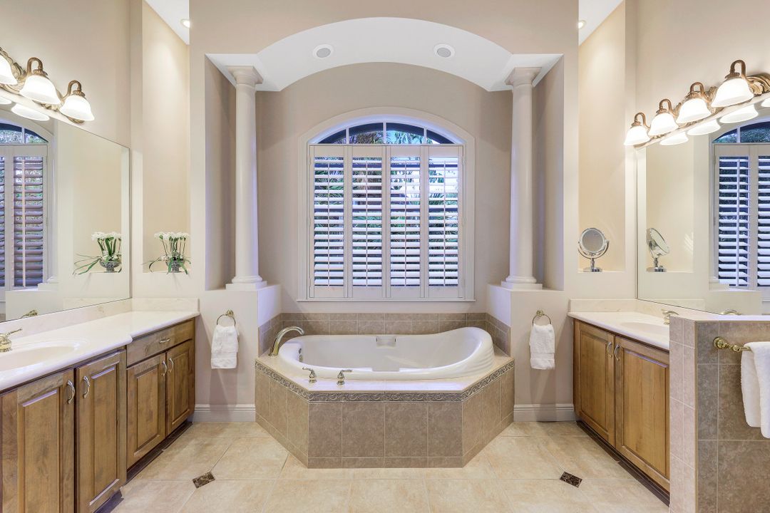 963 Barcarmil Way, Naples, FL 34110