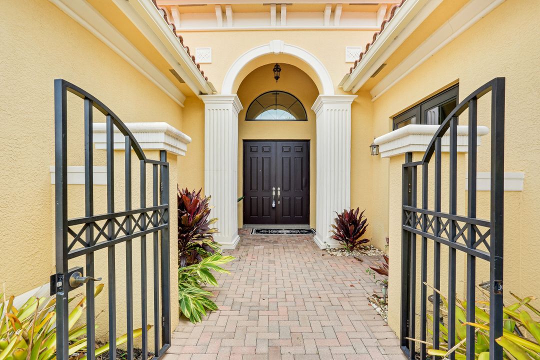 3883 Gibralter Dr, Naples, FL 34119