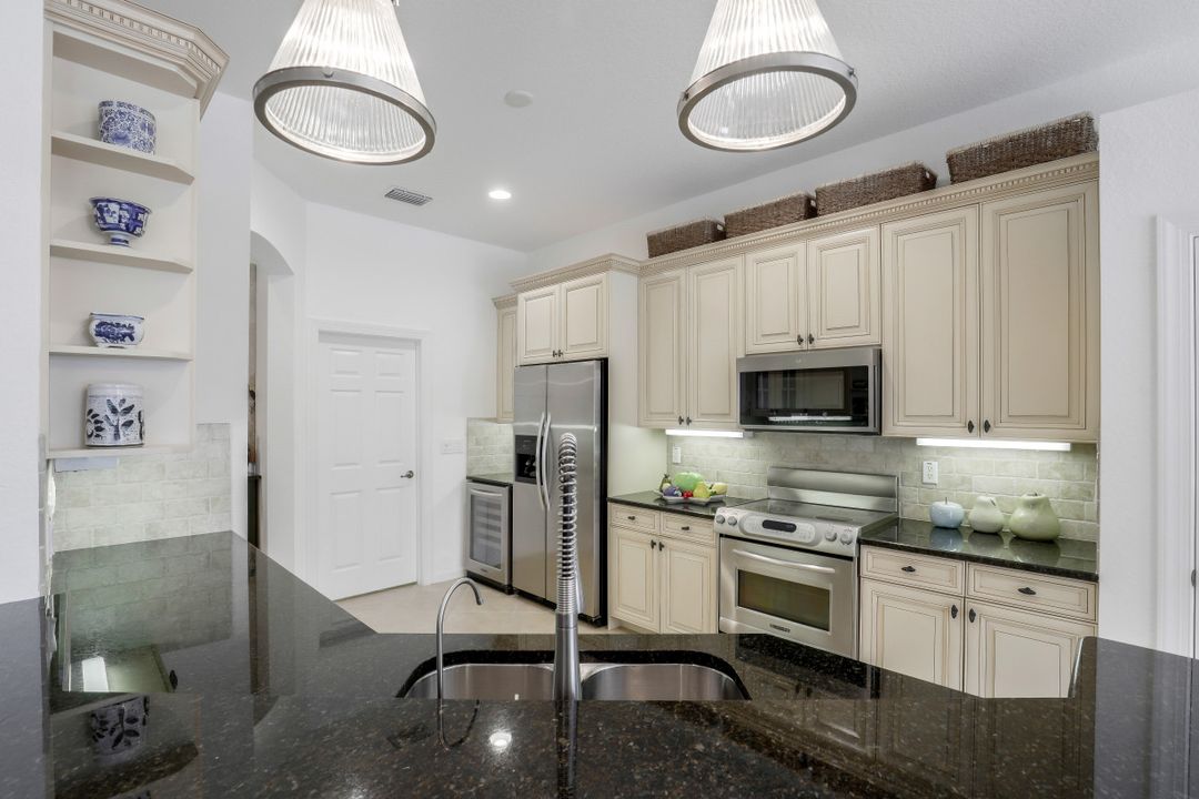 9150 Quartz Ln, Naples, FL 34120