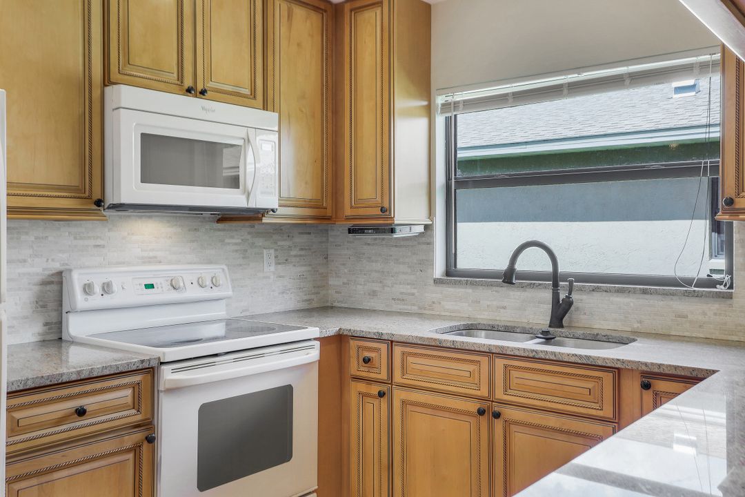 691 104th Ave N, Naples, FL 34108