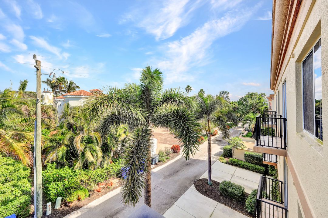 431 4th Ave S, Naples, FL 34102