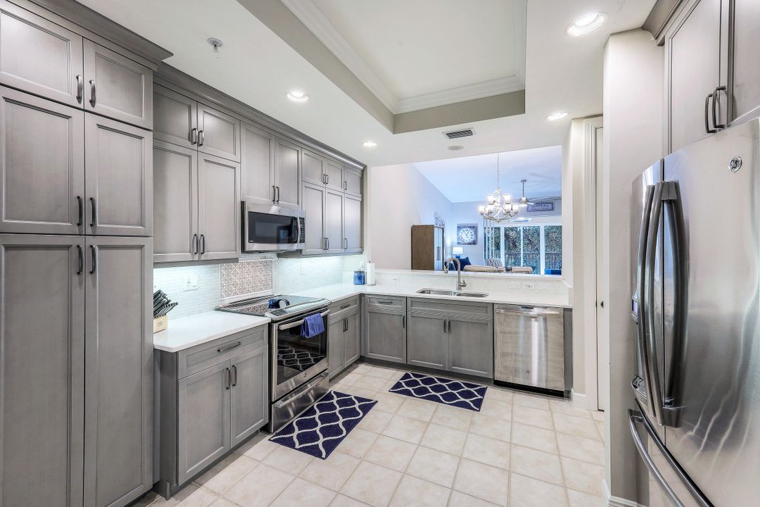 4800 Yacht Harbor Dr #822, Naples, FL 34112