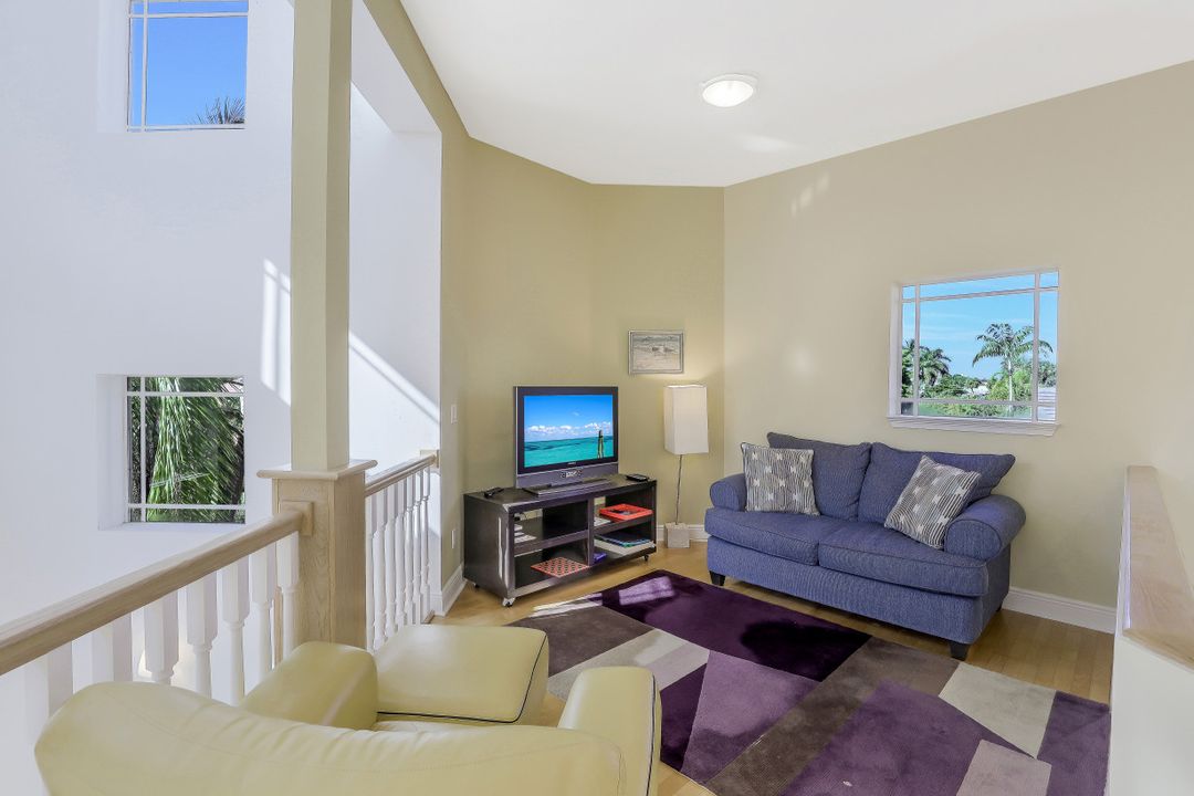 9625 6th St N, Naples, FL 34108