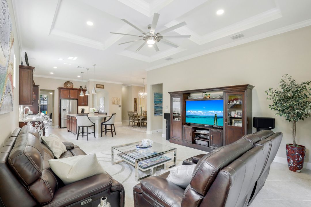 9374 Greyhawk Trl, Naples, FL 34120