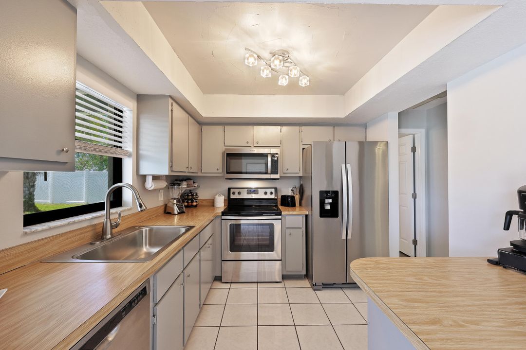 1909 SE 8th Ave, Cape Coral, FL 33990