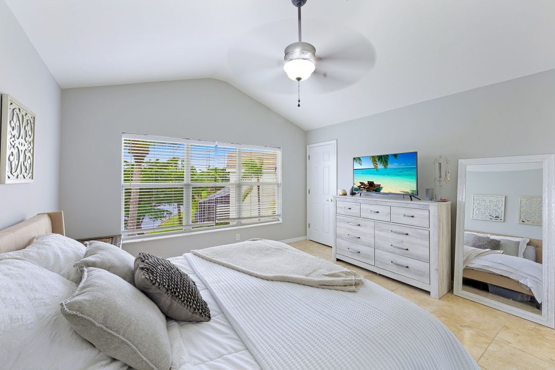 1084 Hampton Cir, Naples, FL 34105