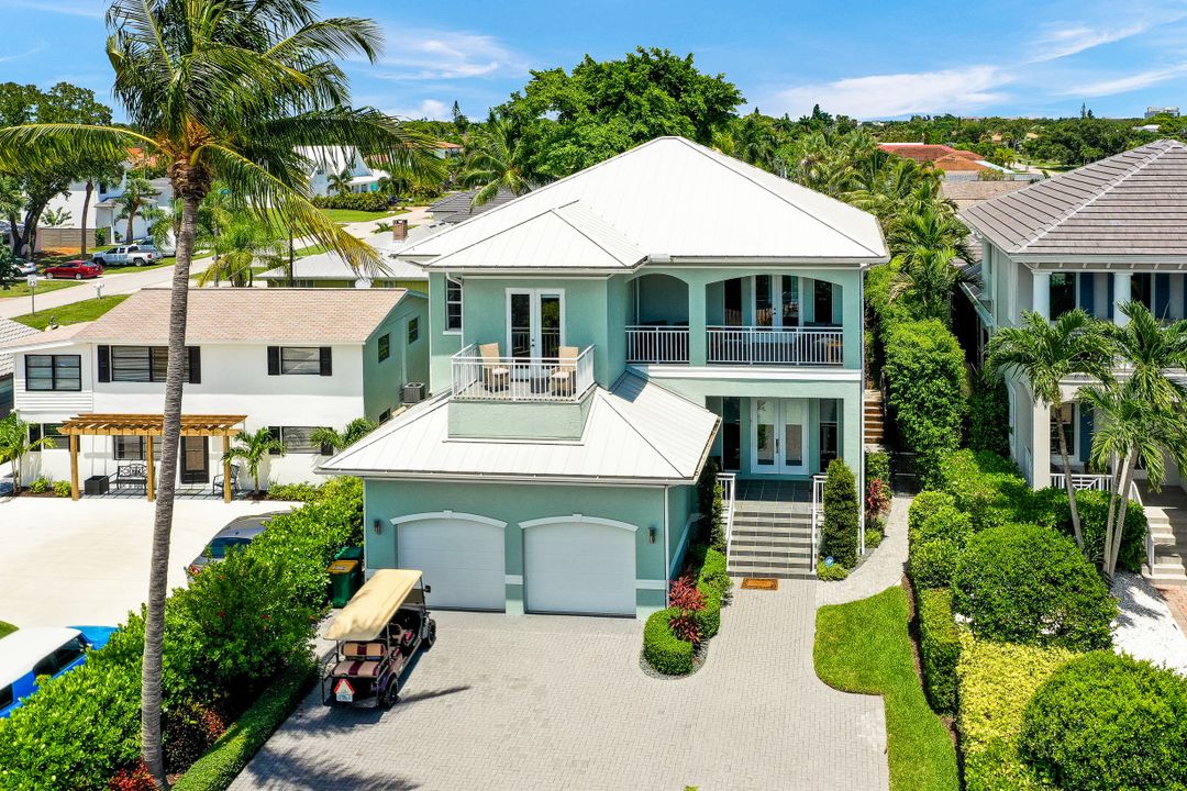 9242 Vanderbilt Dr, Naples, FL 34108