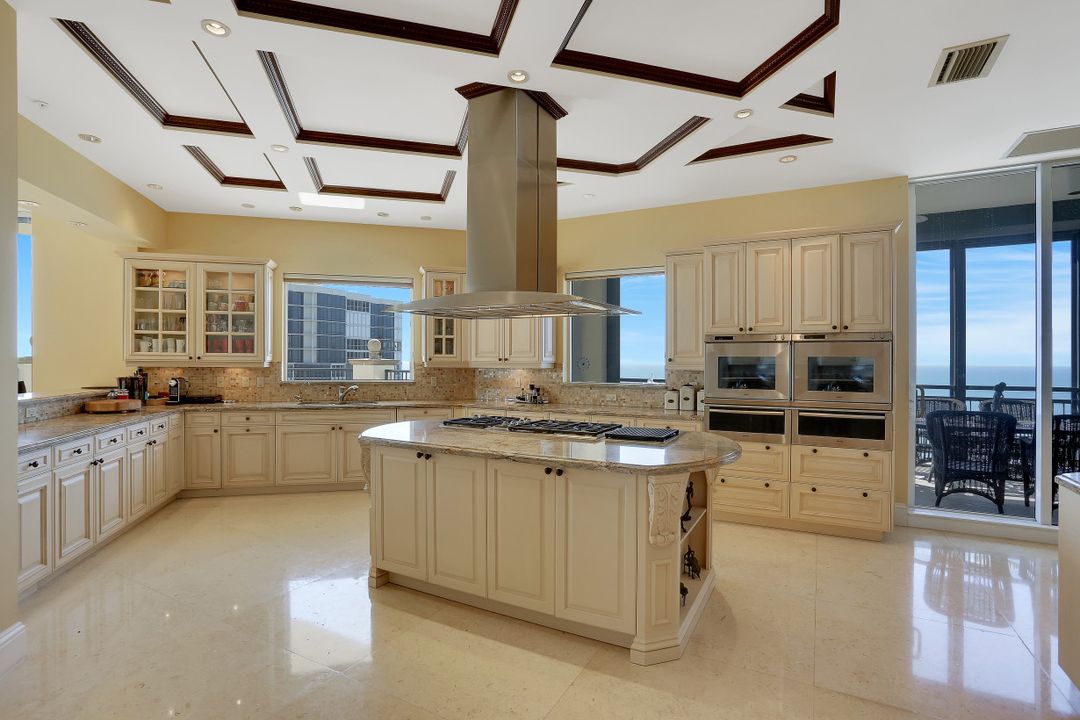 81 Seagate Dr #2001, Naples, FL 34103