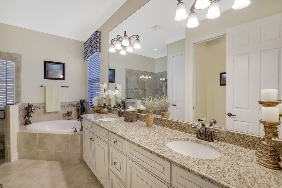 9336 Vercelli Ct, Naples, FL 34113