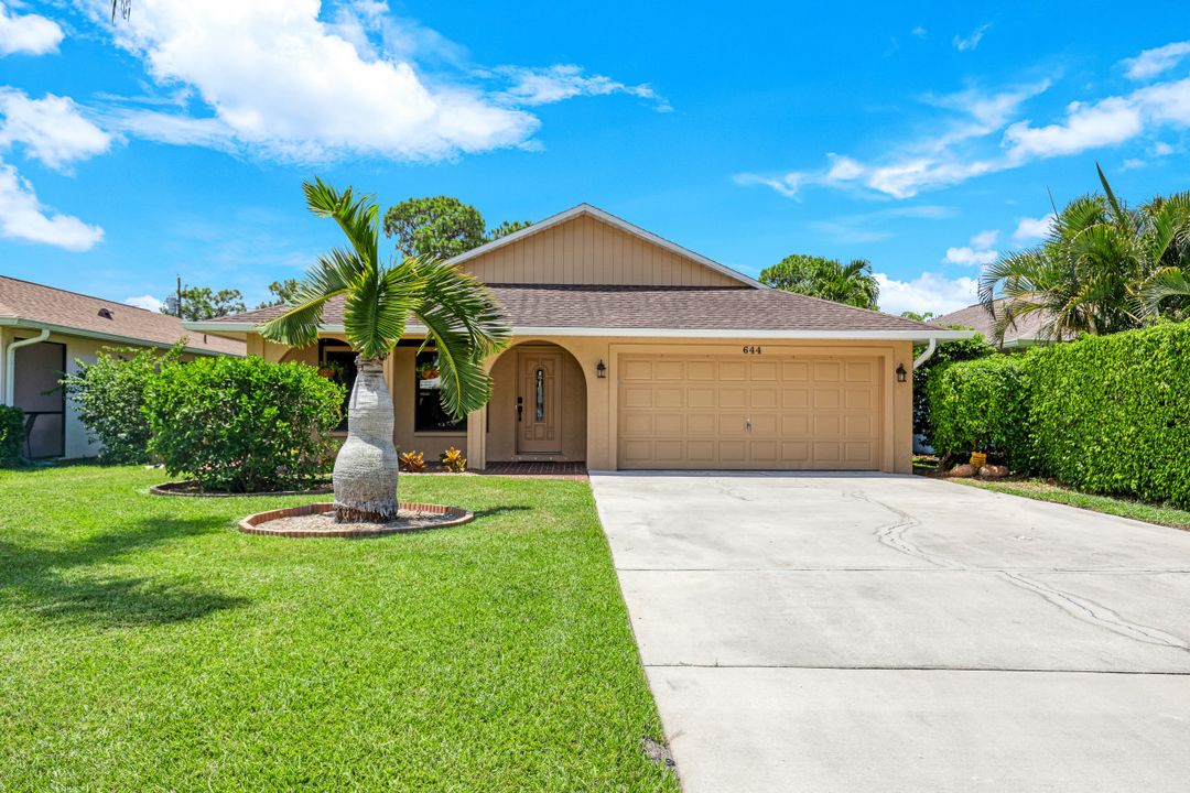 644 94th Ave N, Naples, FL 34108