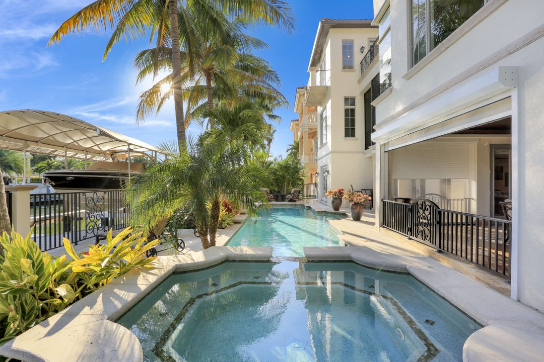 172 Seabreeze Ave, Naples, FL 34108