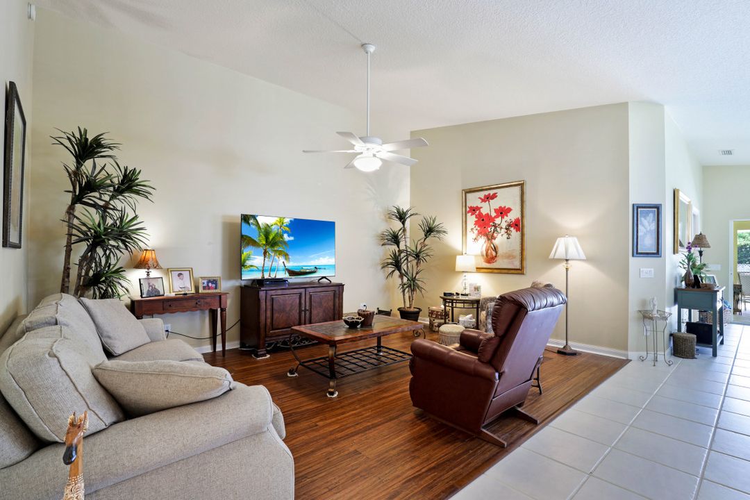 4209 St George Ln, Naples, FL 34119