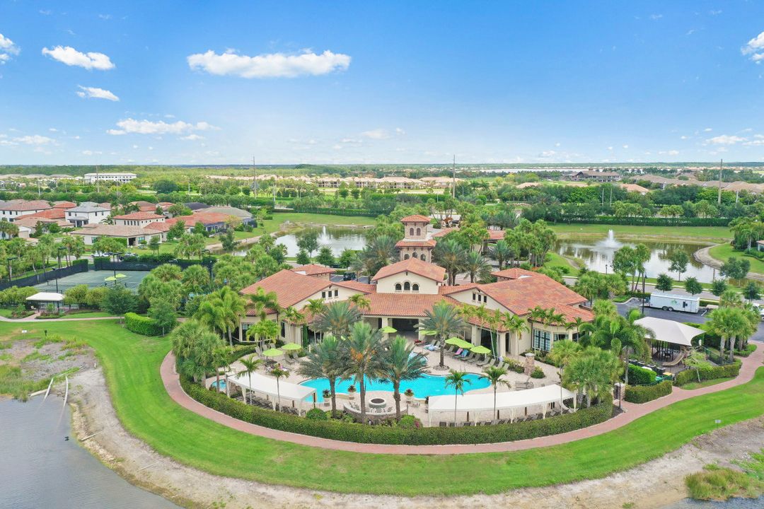 9231 Shadow Oak Ln, Naples, FL 34120