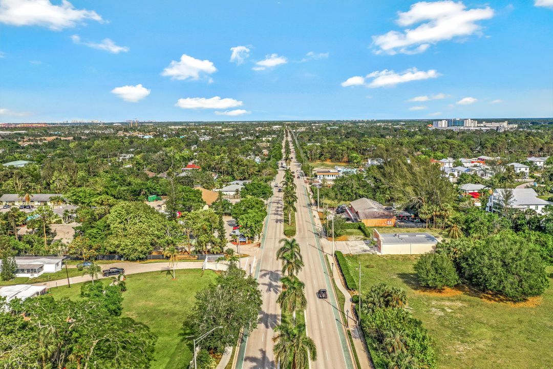 2631 Lakeview Dr, Naples, FL 34112