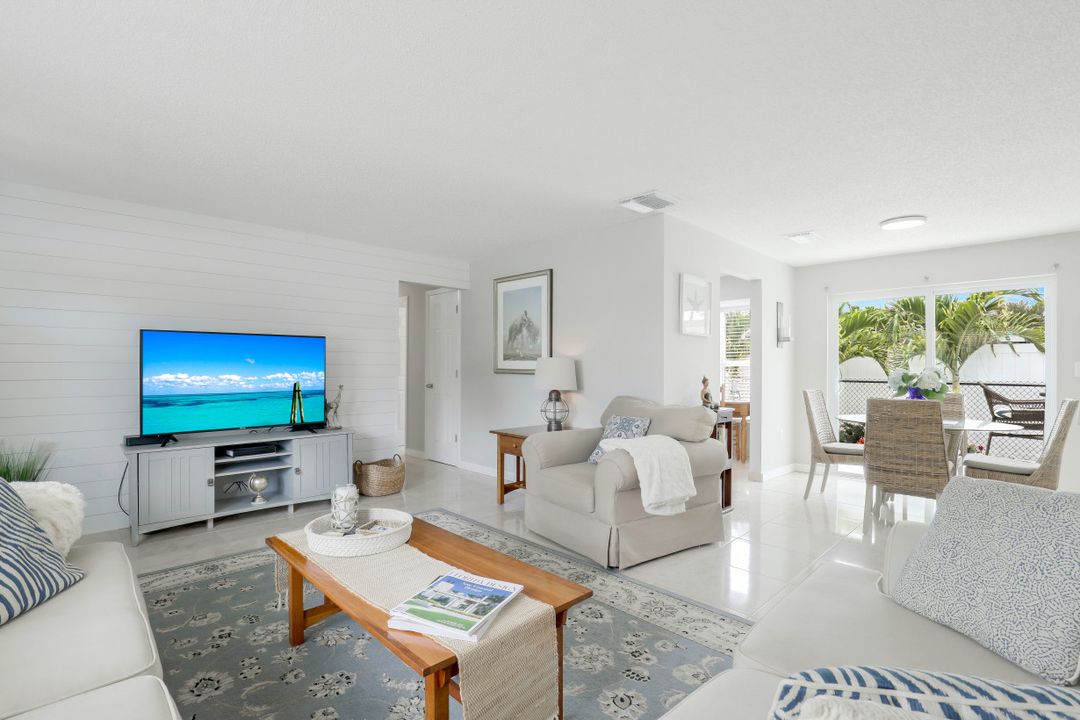 698 105th Ave N, Naples, FL 34108