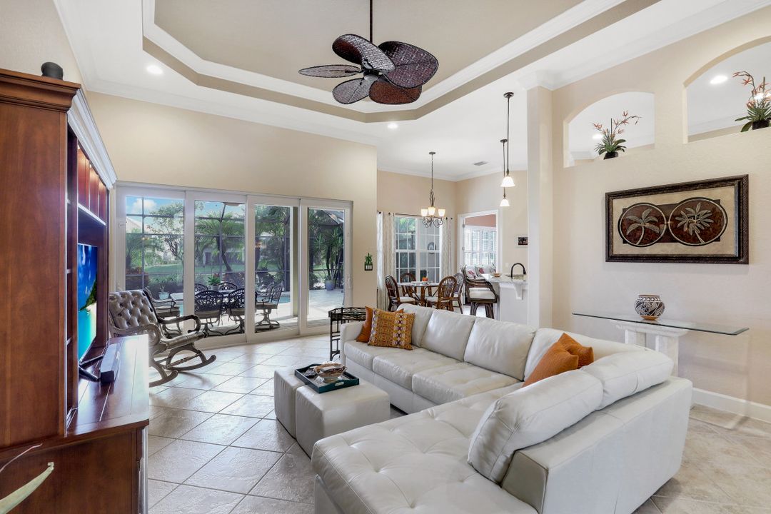 8806 Spinner Cove Ln, Naples, FL 34120