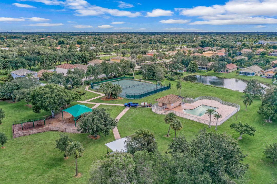 136 SW 206th Ave, Pembroke Pines, FL 33029