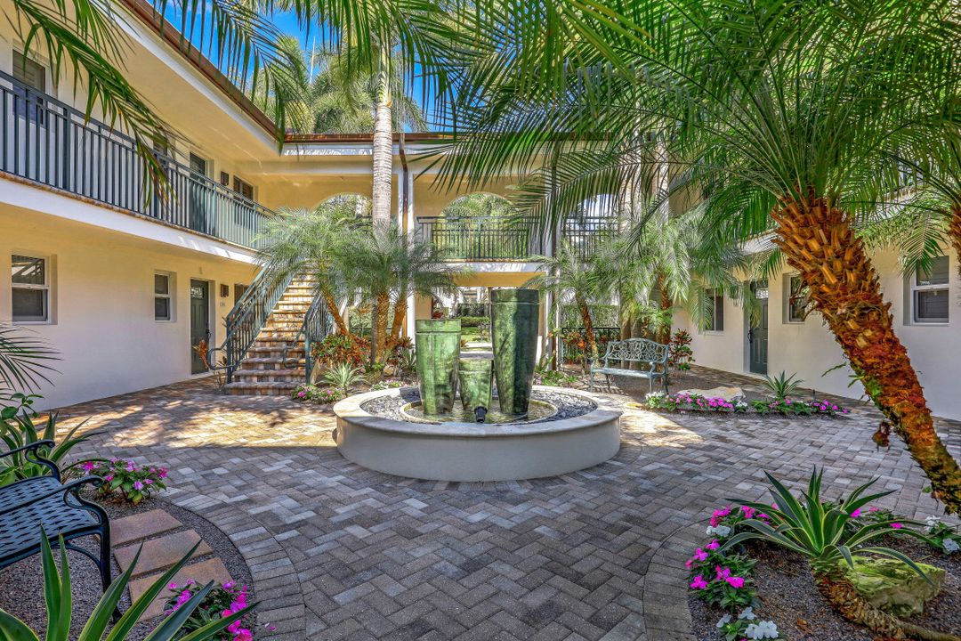 960 7th St S #101, Naples, FL 34102