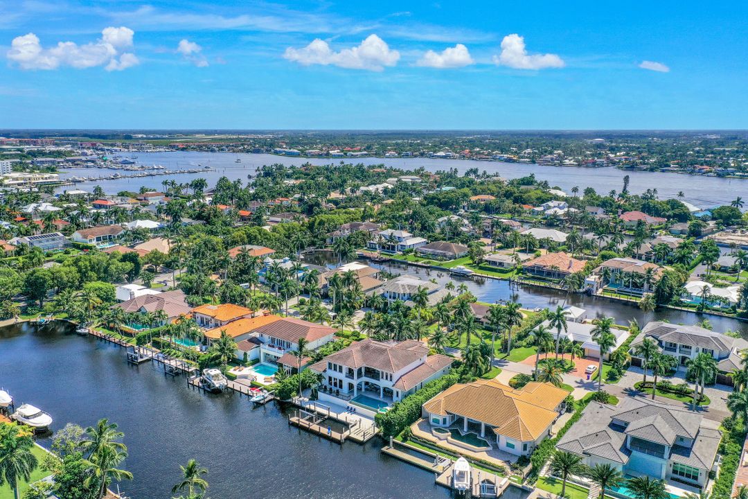 1940 6th St S, Naples, FL 34102