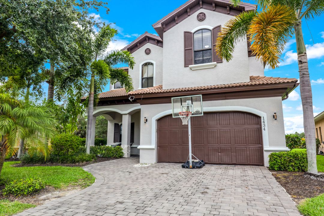1434 Serrano Cir, Naples, FL 34105