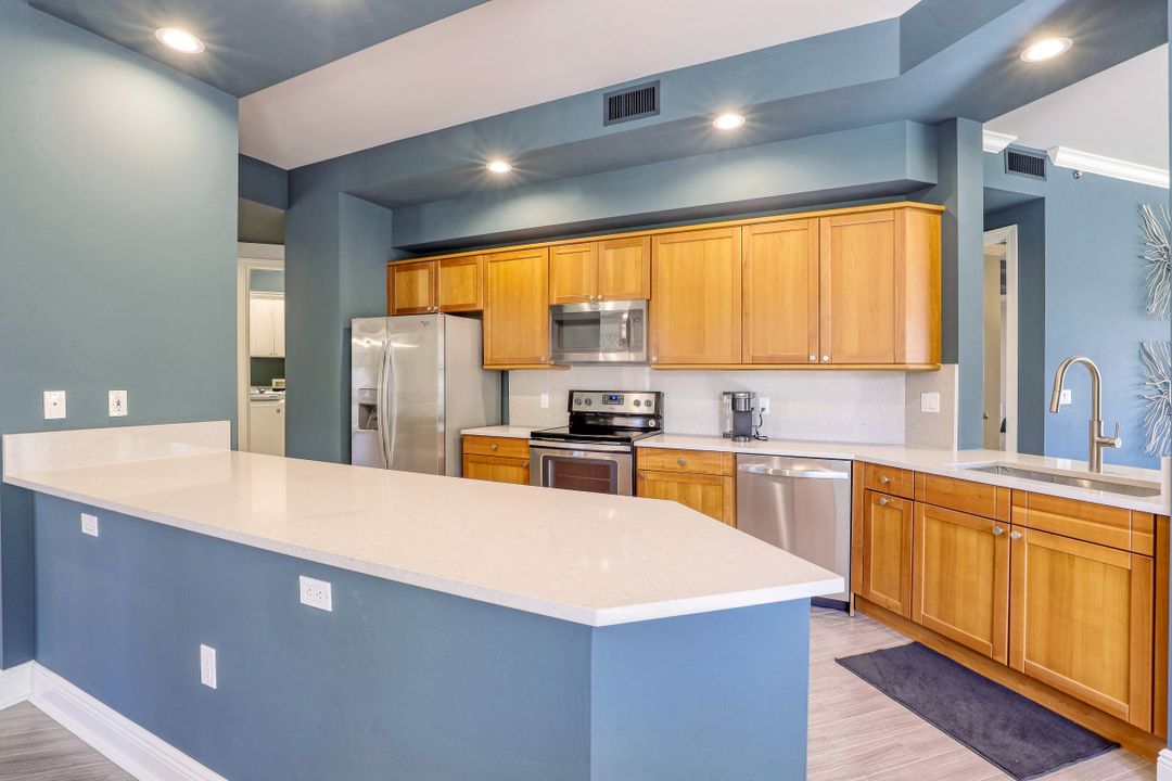 10620 Gulf Shore Dr  #203, Naples, FL 34108