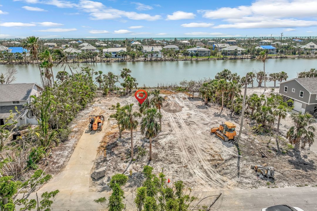 565 Lake Murex Cir, Sanibel, FL 33957