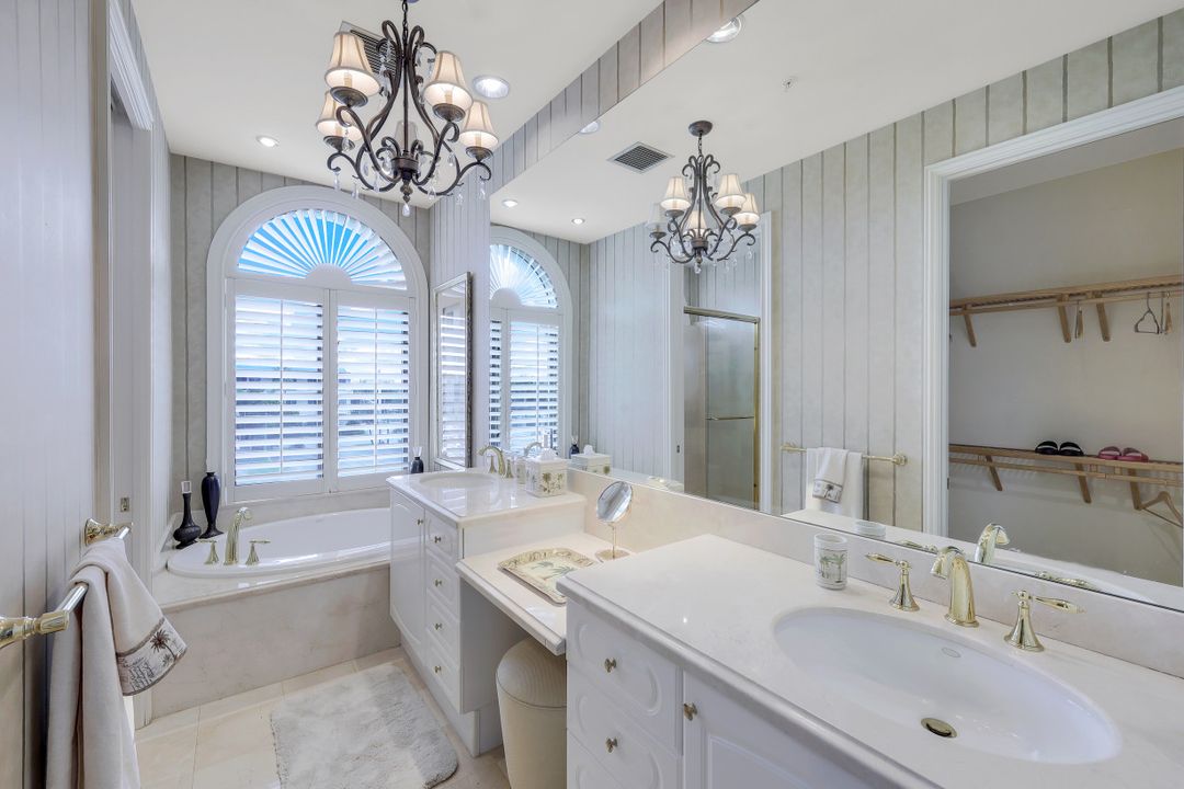 900 5th Ave S #302, Naples, FL 34102