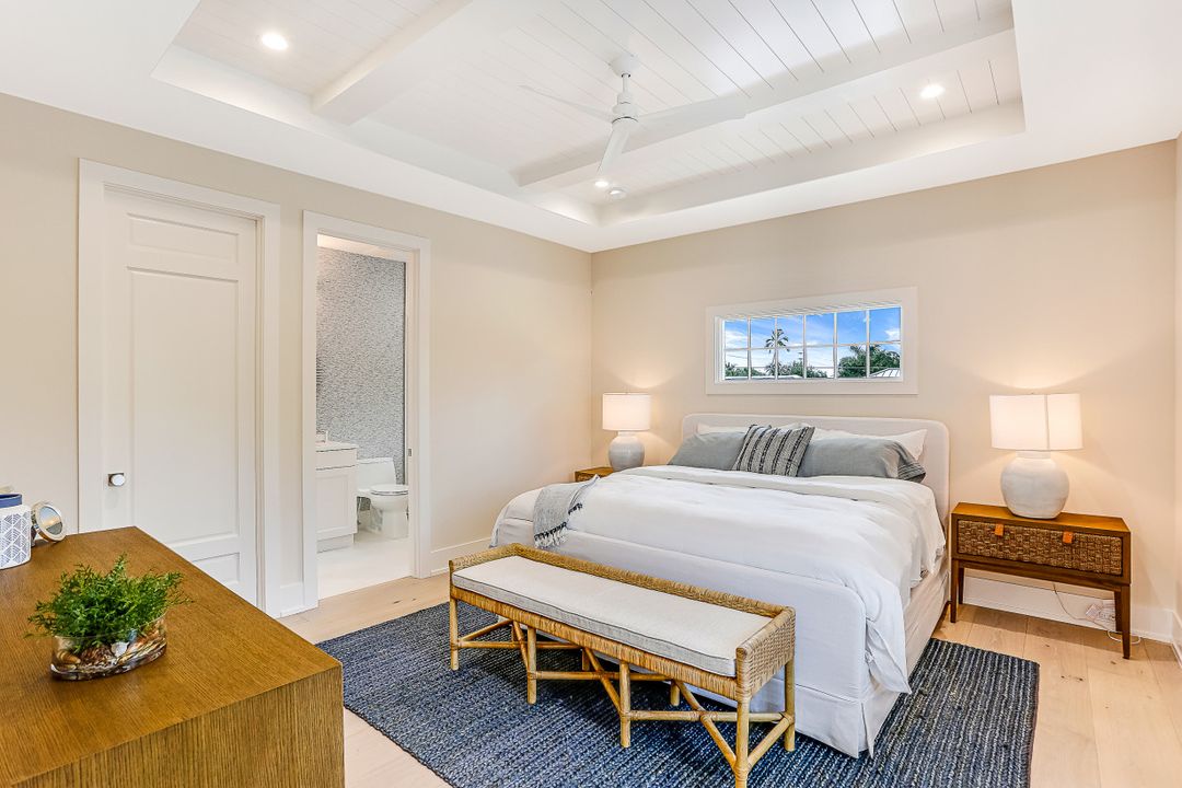 1040 2nd St S, Naples, FL 34102