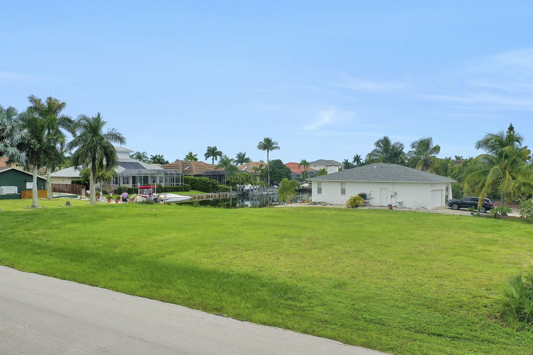 295 Grapewood Ct, Marco Island, FL 34145