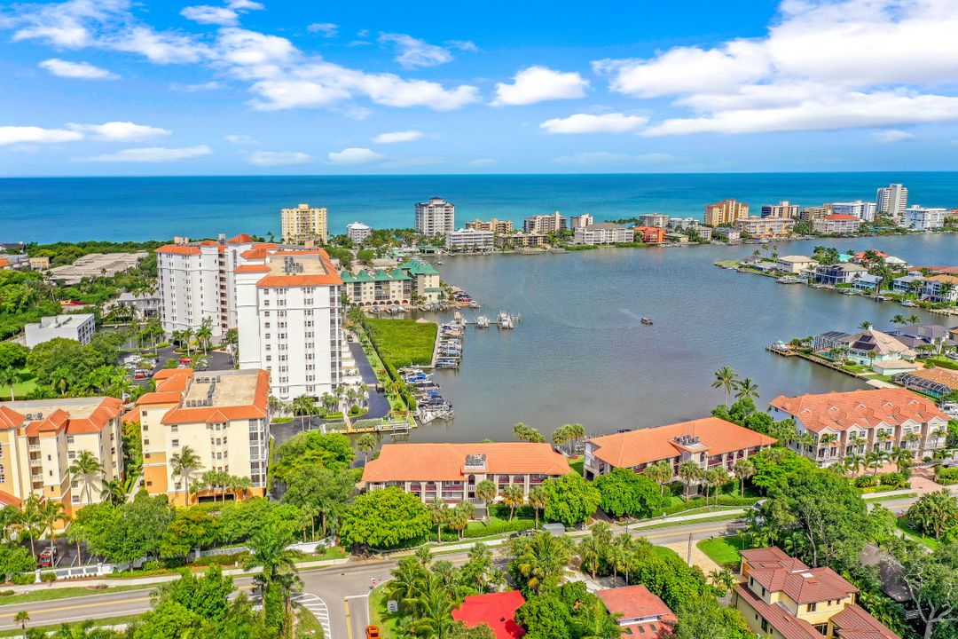 9101 Vanderbilt Dr #203, Naples, FL 34108