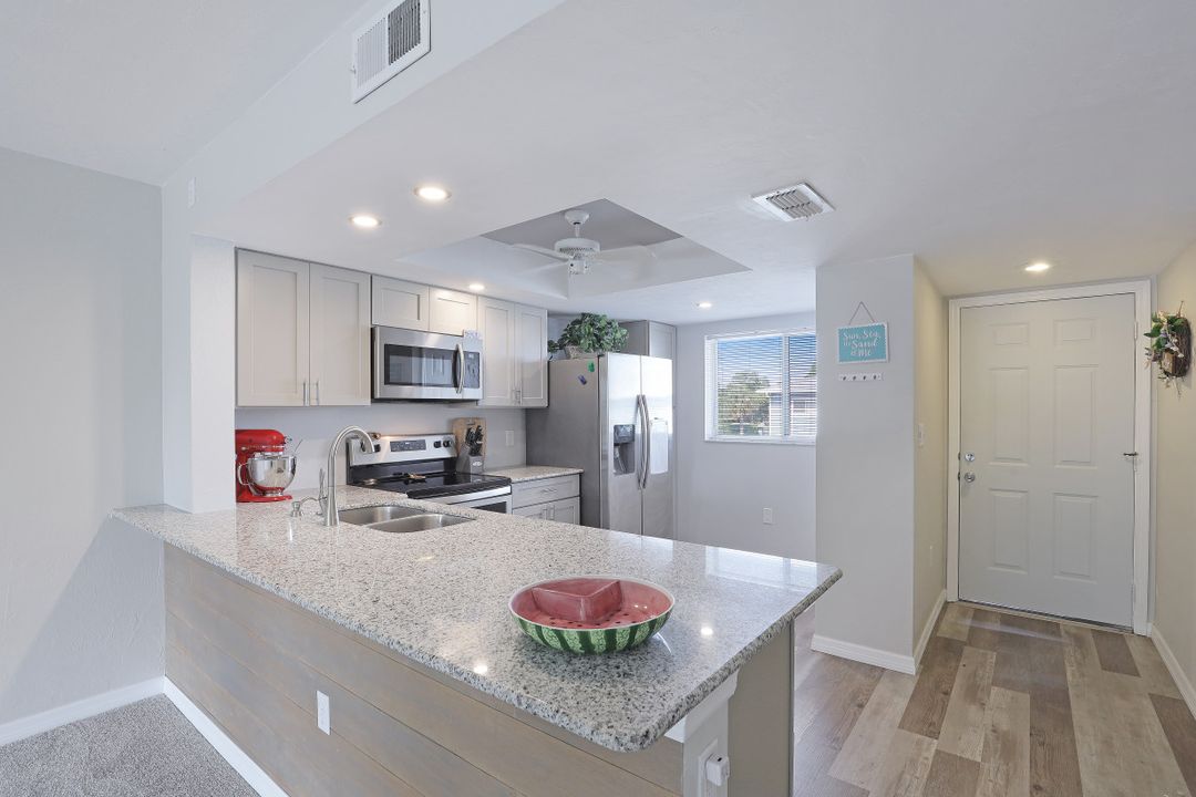 140 Cypress Way E #607, Naples, FL 34110