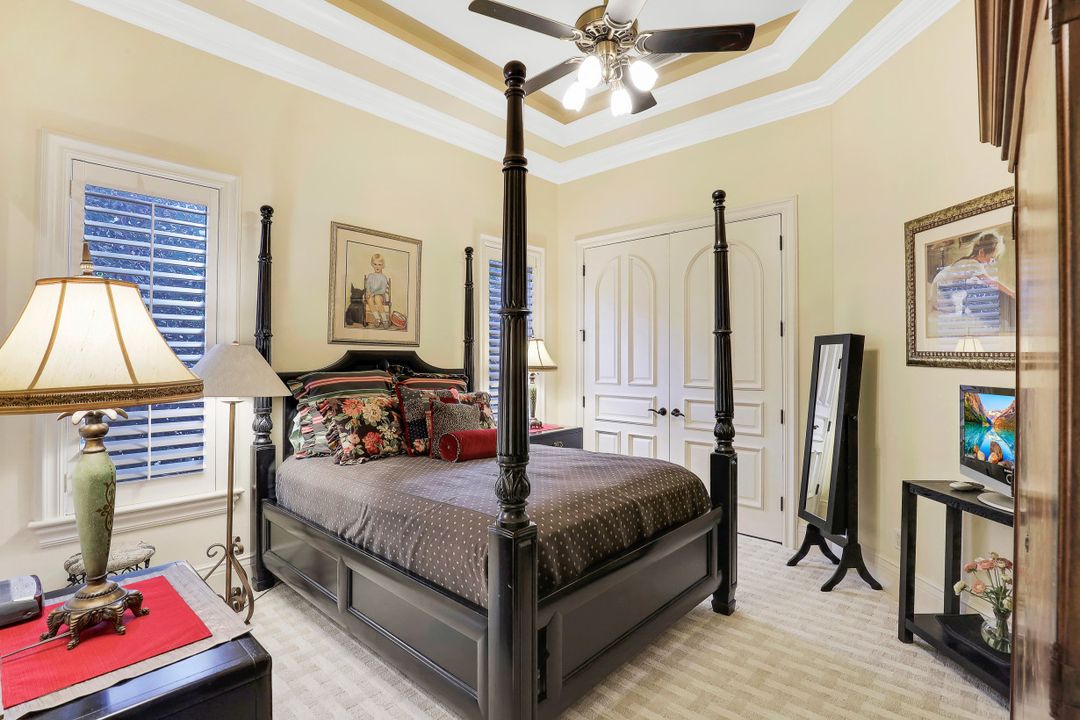 660 Riviera Dr, Naples, FL 34103