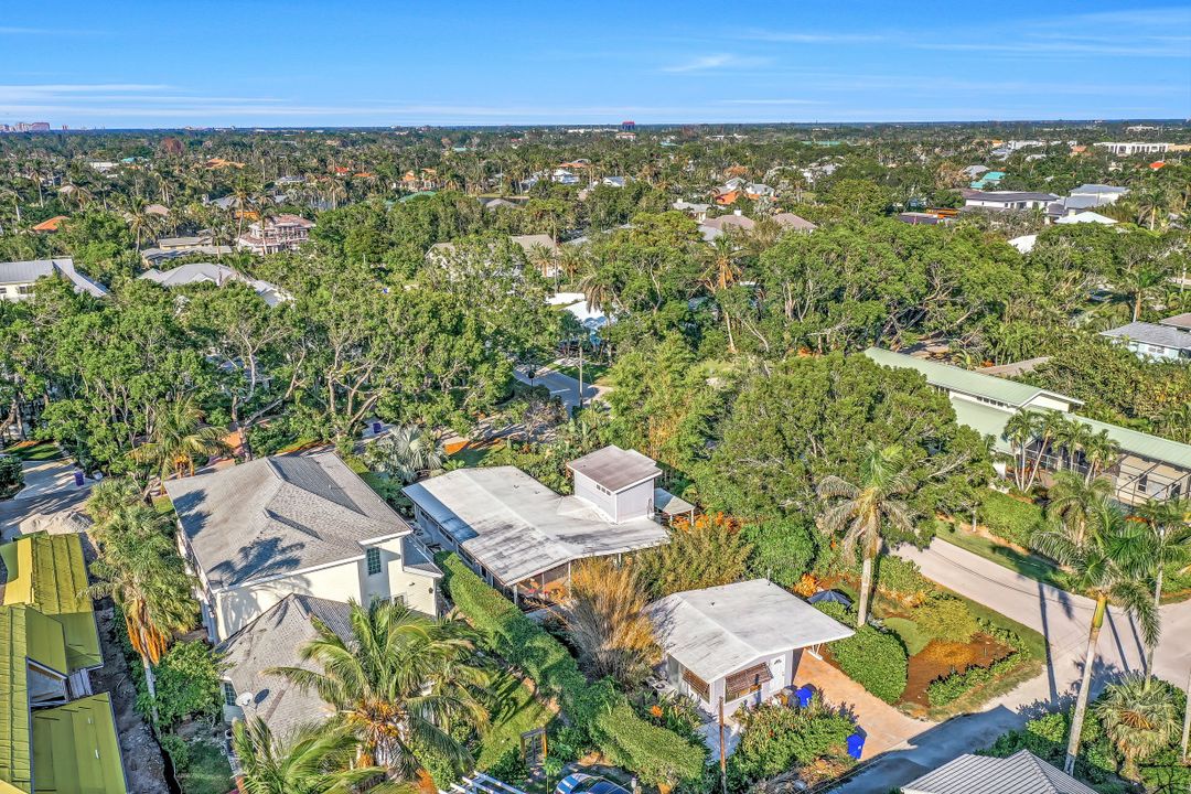 384 3rd Ave N, Naples, FL 34102