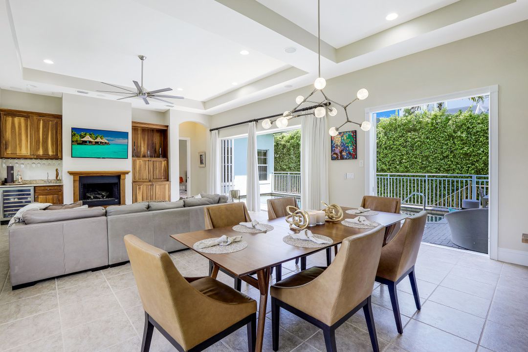 9242 Vanderbilt Dr, Naples, FL 34108